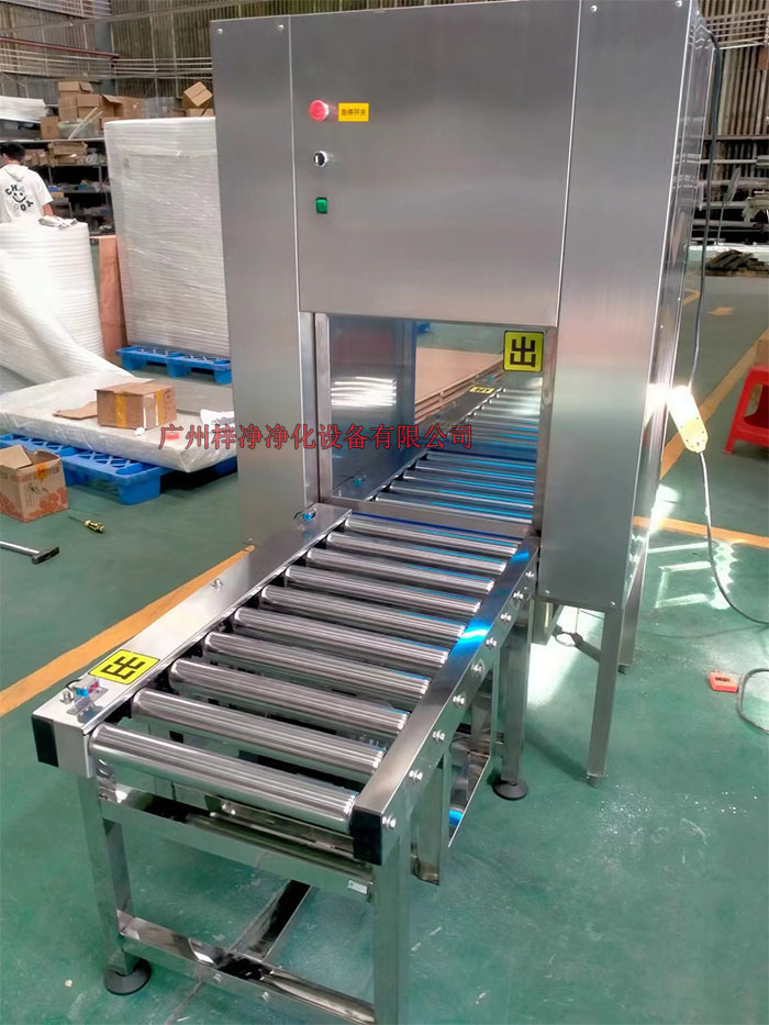 傳動帶輸送線傳遞窗的制作法于其它普通傳遞窗不一樣，傳動帶輸送線傳遞窗下面加了條流水線，上層要傳遞貨物。