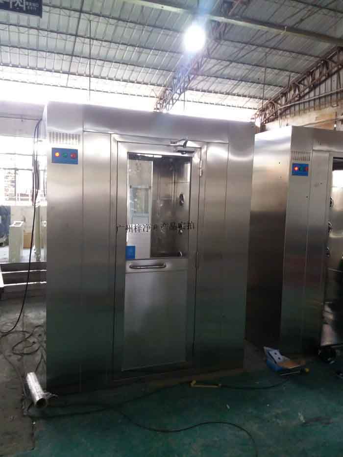 風(fēng)淋室應(yīng)配備高效過濾器,確保過濾效率達到行業(yè)要求。 風(fēng)淋室應(yīng)配備高效過濾器,確保過濾效率達到行業(yè)要求。