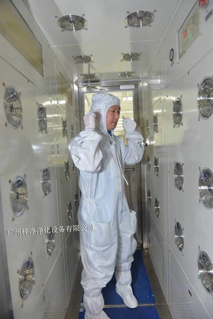 在風(fēng)淋室內(nèi)站立,保持身體不動(dòng),讓高速氣流從正面吹拂全身。 在風(fēng)淋室內(nèi)站立,保持身體不動(dòng),讓高速氣流從正面吹拂全身。