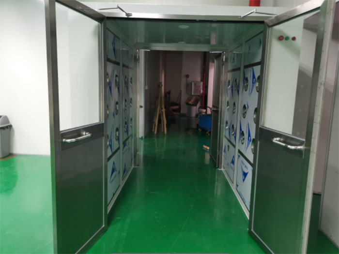 貨淋室是貨物進(jìn)出潔凈室所必須的通道，貨淋室是沒(méi)有底板