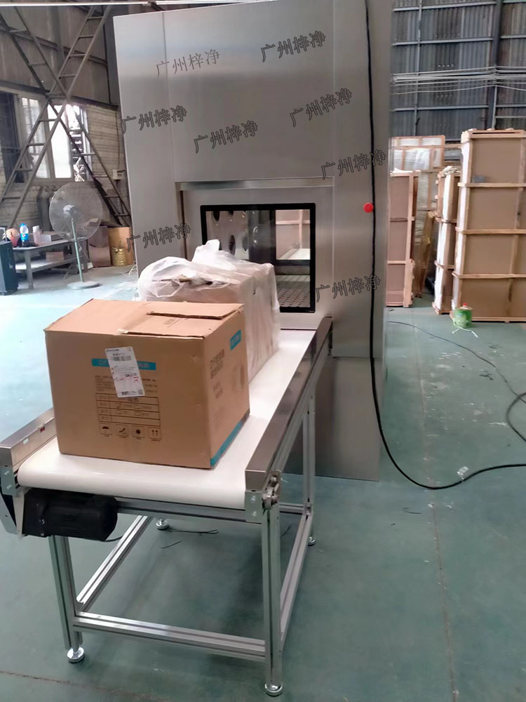 輸送線風(fēng)淋傳遞窗與輸送線貨淋室是潔凈室中用于物品傳遞和空氣凈化的關(guān)鍵設(shè)備。 輸送線風(fēng)淋傳遞窗與輸送線貨淋室是潔凈室中用于物品傳遞和空氣凈化的關(guān)鍵設(shè)備。