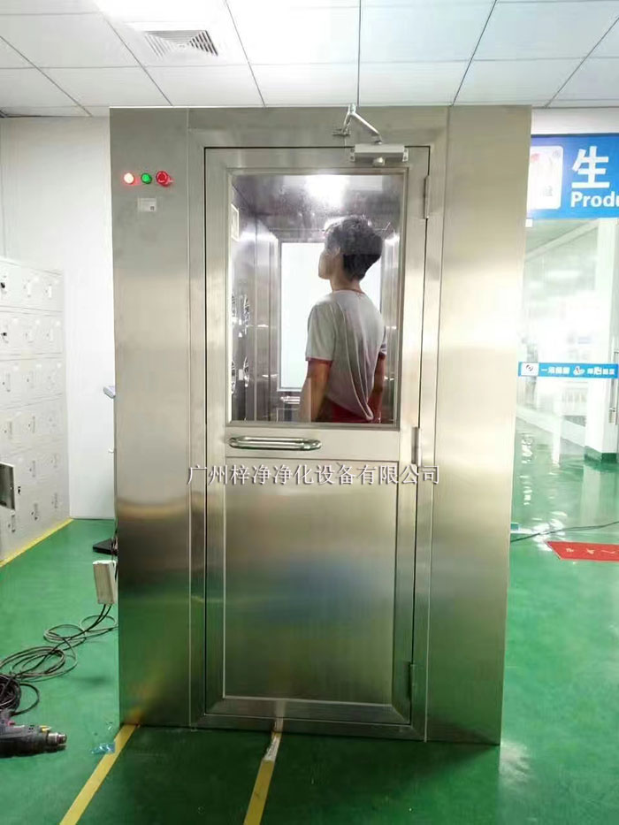 操作前應檢查風淋室各部件是否完好，包括門體、噴嘴、風機、照明等。