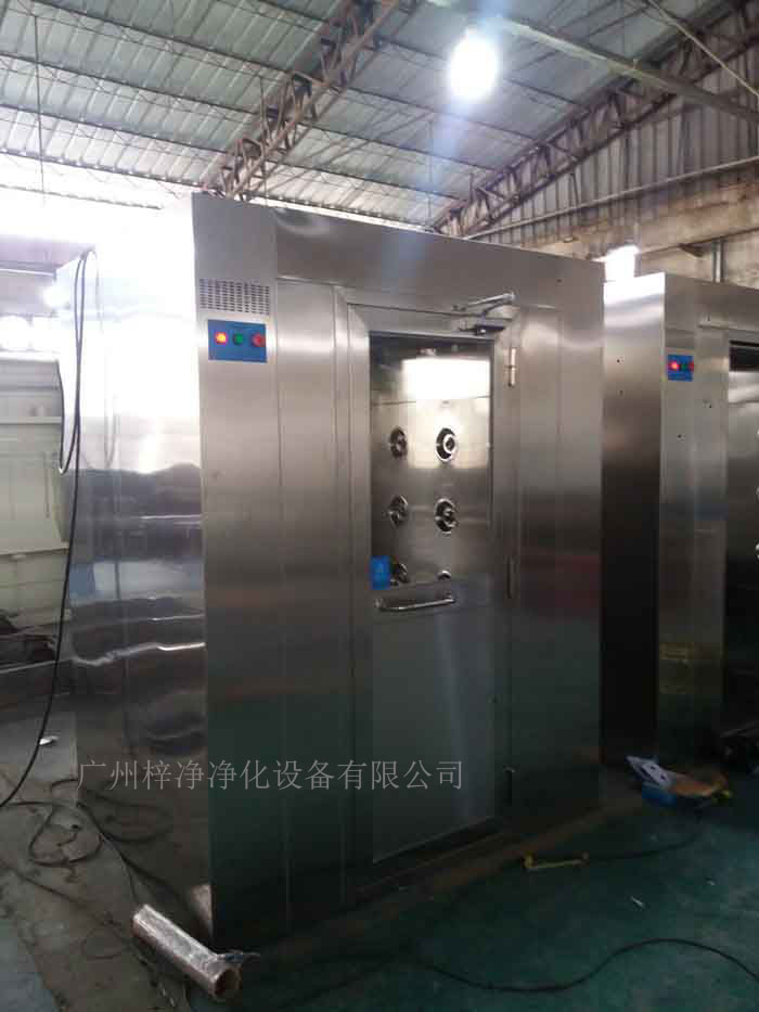 風(fēng)淋室的尺寸和空間布局也會(huì)影響風(fēng)速 風(fēng)淋室的尺寸和空間布局也會(huì)影響風(fēng)速