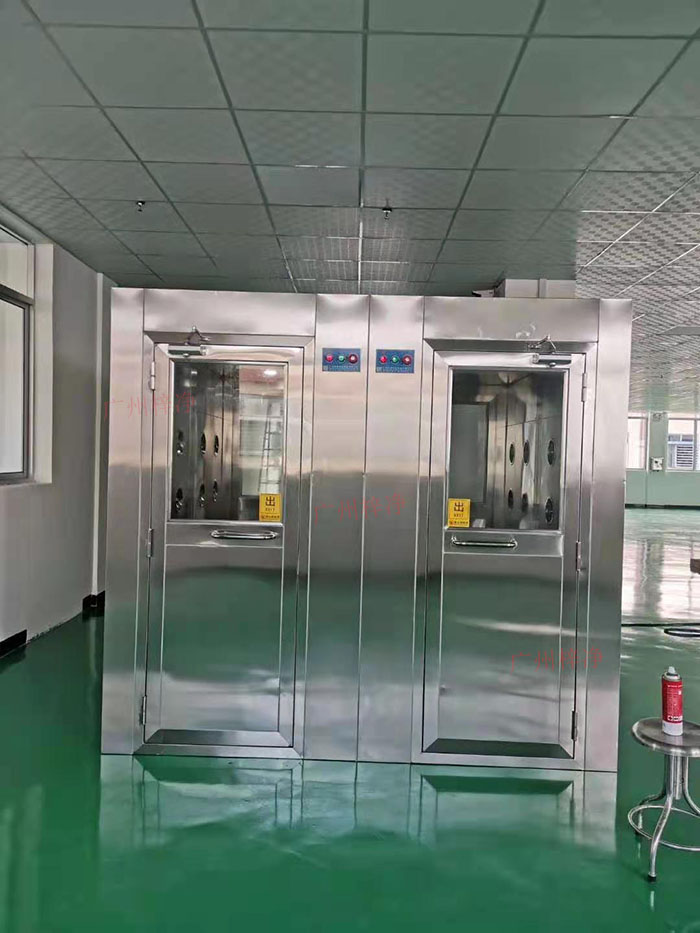 風淋室主要功能是通過快速氣流的作用，去除人員和物料表面攜帶的塵埃和微生物，以確保進入潔凈室的人員和物料不會污染車間環境。