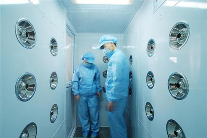 風(fēng)淋室的主要功能是通過(guò)高速氣流對(duì)人體或物品進(jìn)行瞬間凈化。 風(fēng)淋室的主要功能是通過(guò)高速氣流對(duì)人體或物品進(jìn)行瞬間凈化。