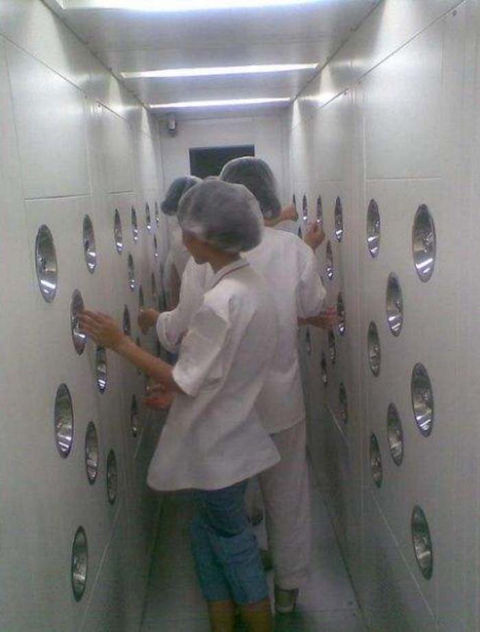 風淋室使用規定：進入潔凈室前必須穿戴潔凈服